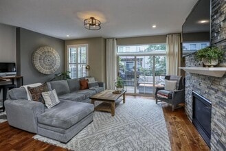 Building Photo - Rare NE Minneapolis Townhome with 2 Stall Garage + Soaking Tub