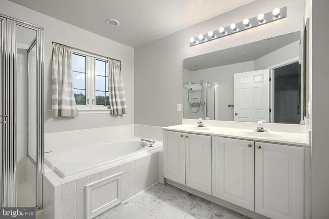 Building Photo - 8820 Papillon Dr