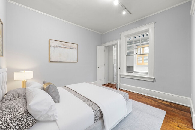 Building Photo - 3 Park Ln NE