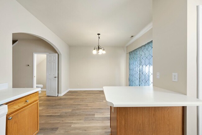 Building Photo - %16 Walnut Woods DR