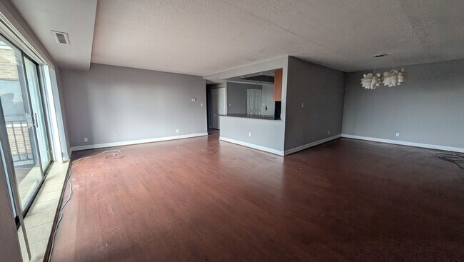 Building Photo - 16400 N Park Dr