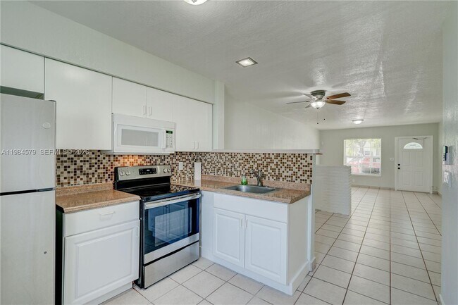 Building Photo - 201 SW 9th Ave