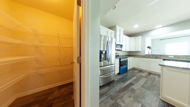 Building Photo - 4 Bedroom 2.5 Bathroom Rental in Oakmont on Brickshire Golf Course Providence Forge