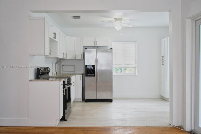 Building Photo - 3770 SW 27th St
