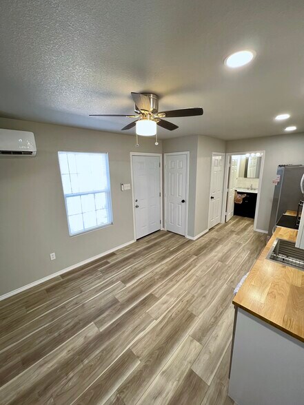 Building Photo - 3801 Meadowbrook Dr