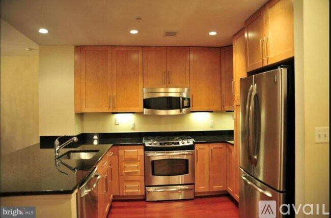 Building Photo - 8220 Crestwood Heights Dr