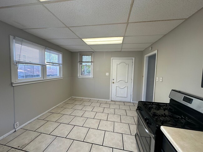 Building Photo - *** Shadyside * Large 4 Bedroom House For ...