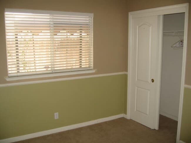 Building Photo - N.E. Fresno Newer Home, 3 car Garage, Like...