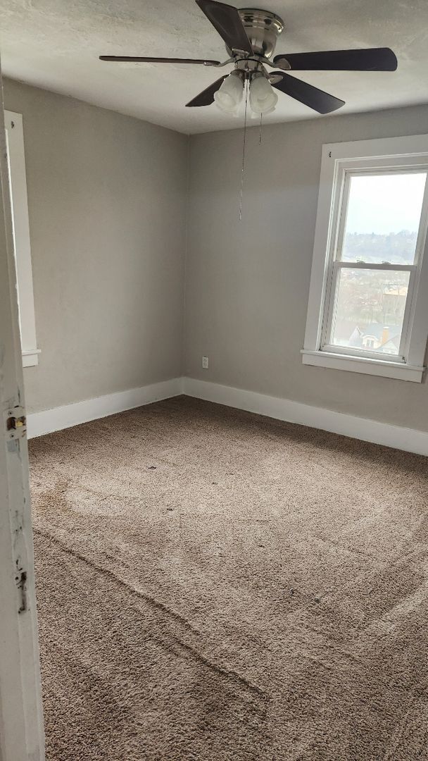 Building Photo - Home for Rent in Jeannette, PA-3 bed/1 bath