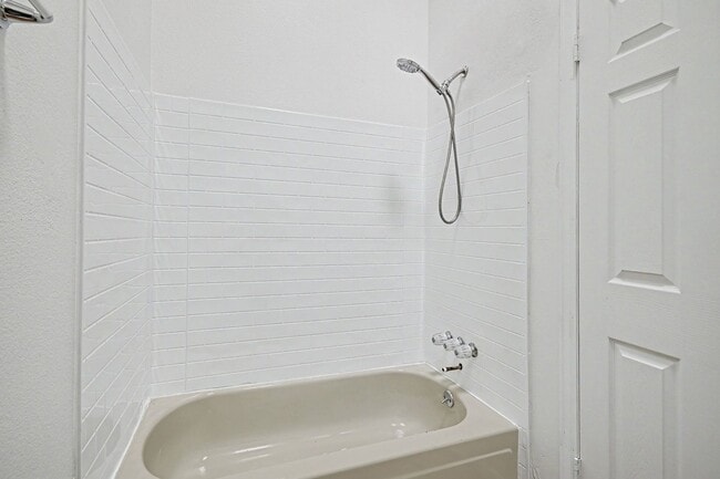 Building Photo - Updated 2 Bedroom, 2 Bathroom Townhome – Move-In Ready!