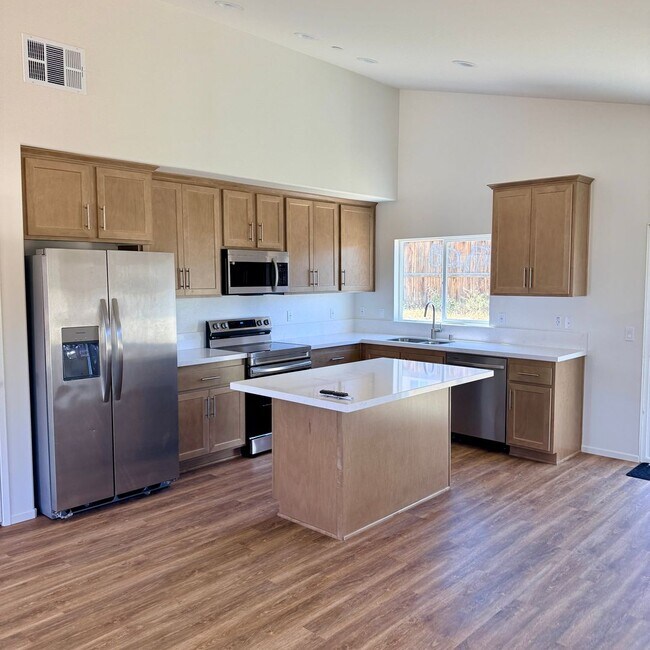 Building Photo - BRAND NEW 4 BEDROOM ADELANTO HOME