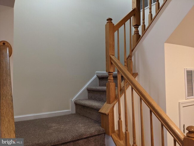 Building Photo - 625 Village Ct