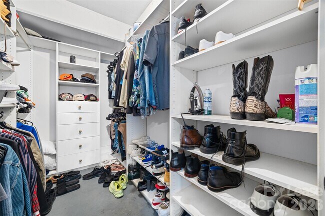 Building Photo - 715 N Graham St