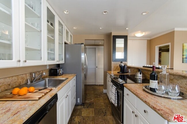 Building Photo - 1131 Alta Loma Rd