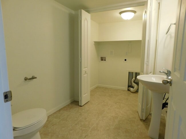 Building Photo - Newer Townhome Close to Shopping