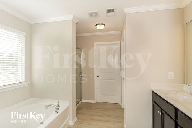 Building Photo - 38 Foothills Pkwy NE