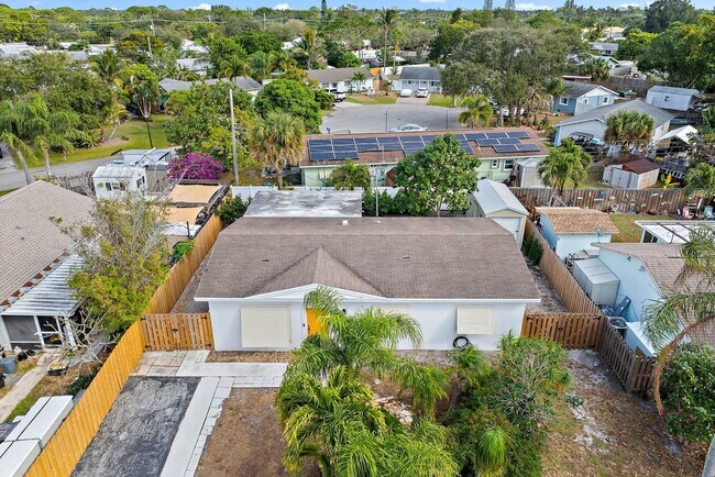 Building Photo - 513 E Whitney Dr