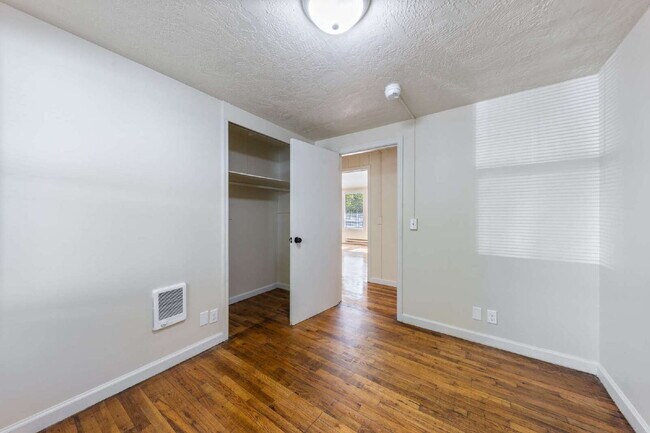 Building Photo - *MOVE IN SPECIAL!* Updated 3 bedroom duplex