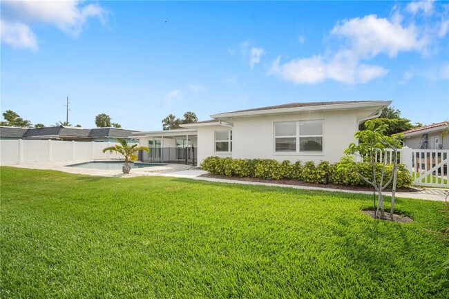 Building Photo - 3916 Doral Dr