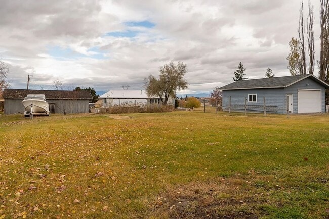 Building Photo - Beautiful House with 2 Wood Stoves across from park in Kalispell
