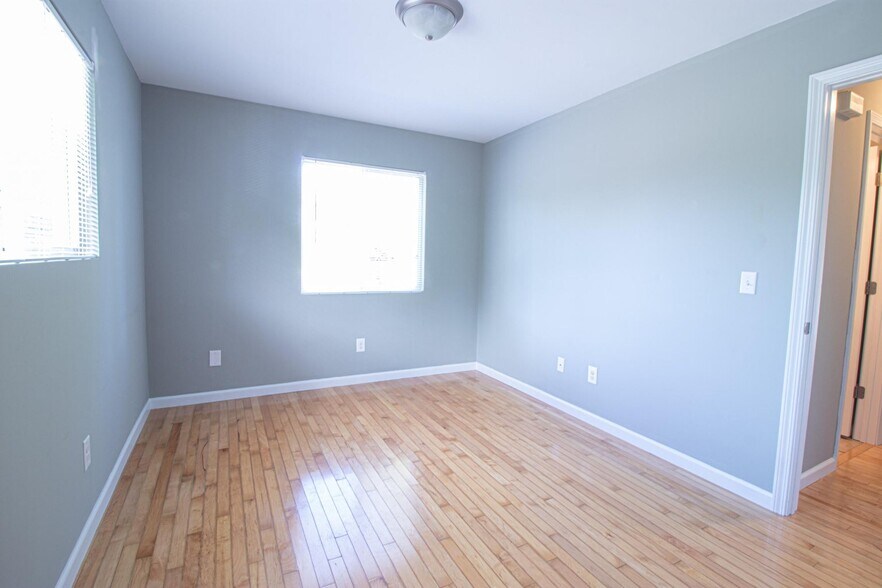 Building Photo - 835 Grand Ave NE