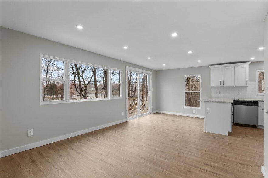 Building Photo - 8 Teatown Ct