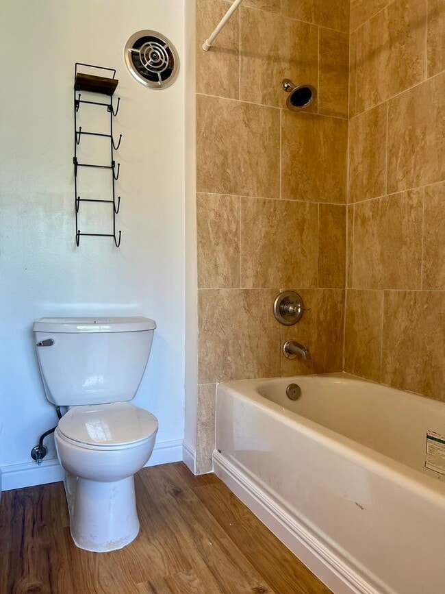 Building Photo - Convenient 2/2/1 with Lanai