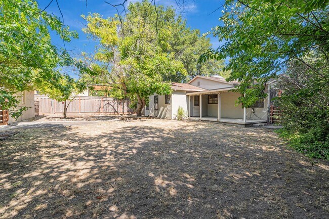 Building Photo - 3BD/2BA Home | Central A/C | 2-Car Garage | Top Schools