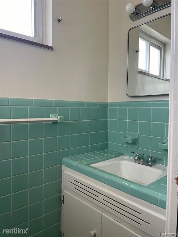 Building Photo - 3 br, 2.5 bath House - 22170 Harding St