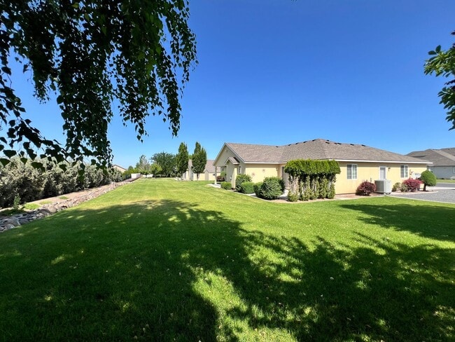 Building Photo - Well Maintained Home in Pelican Point Comm...