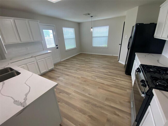 Building Photo - 5638 Sequin Dr