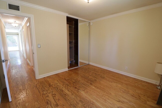 Building Photo - Charming home in West Hills adjacent neighborhood!
