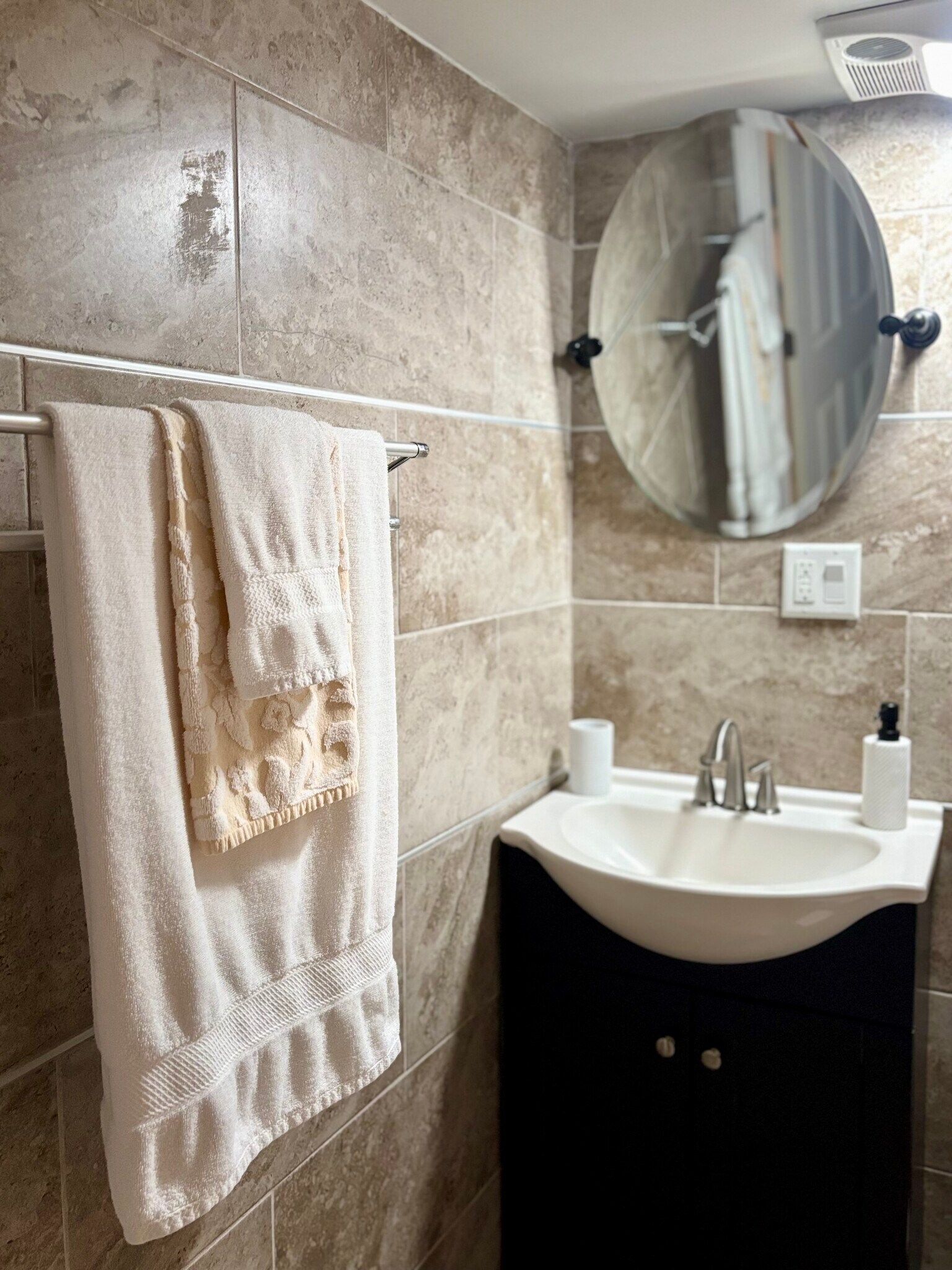 Building Photo - 256 Aqueduct Rd