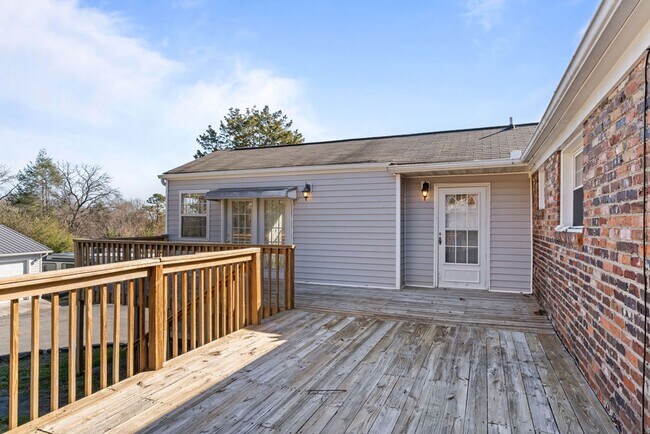 Building Photo - Updated 3bd/2bth home with Remodeled Master Suite & Prime Location!