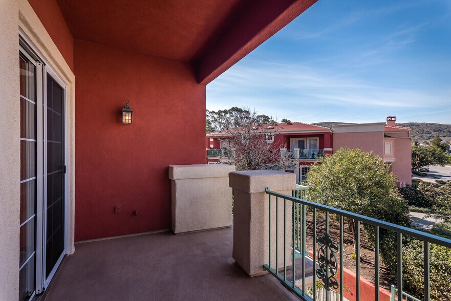 Building Photo - 903 Lawrence Dr