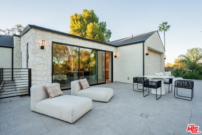 Building Photo - 5064 Encino Ave