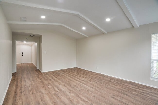 Building Photo - 2103 Pompton Dr