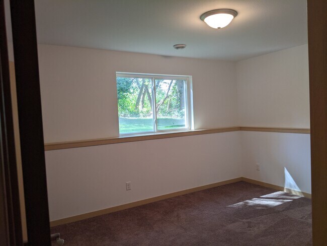 Building Photo - 819 Thompson Dr