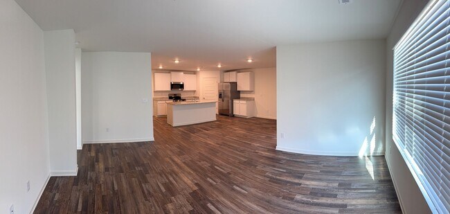 Building Photo - Caffee sub-division, very close to Mercedes plant, one level 4 Bedroom/2 Bath 1774 sqft