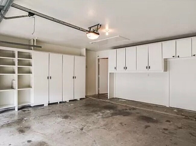 Building Photo - 8401 Greenfield Dr