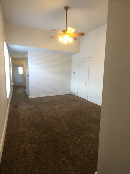 Building Photo - 729 E Linden Ave