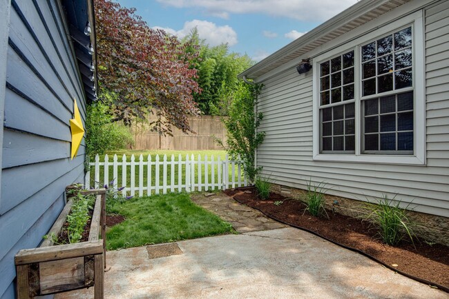 Building Photo - Welcome to your perfect rental in the hear...
