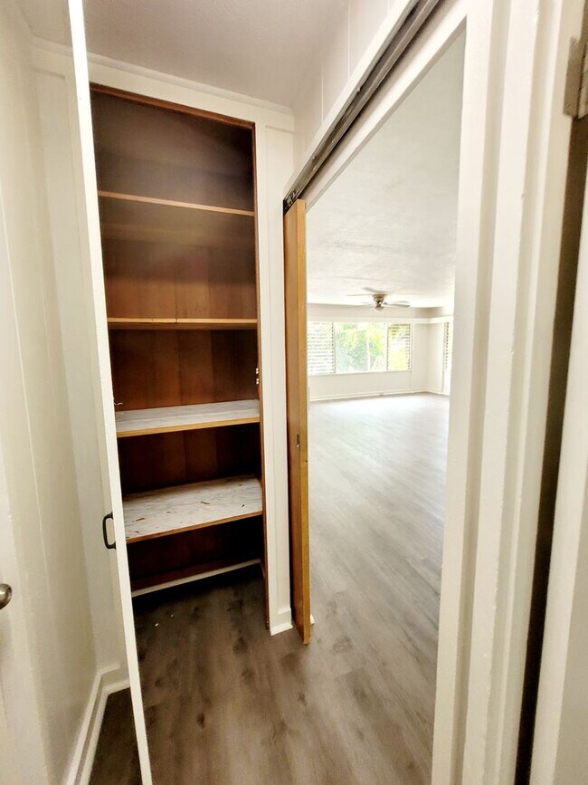 Building Photo - AVAILABLE NOW | 3 BED, 2 BATH HOME | Location: North Shore | Drive Up Parking Spaces, & Large Enc...