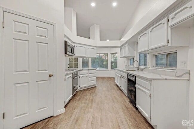 Building Photo - 14004 Las Entradas - Gorgeous NW remodeled...