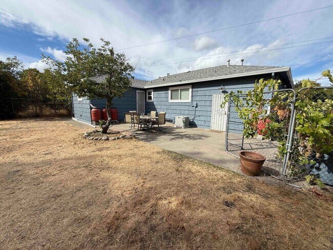 Building Photo - Slice of Country Living in the Heart of Sa...