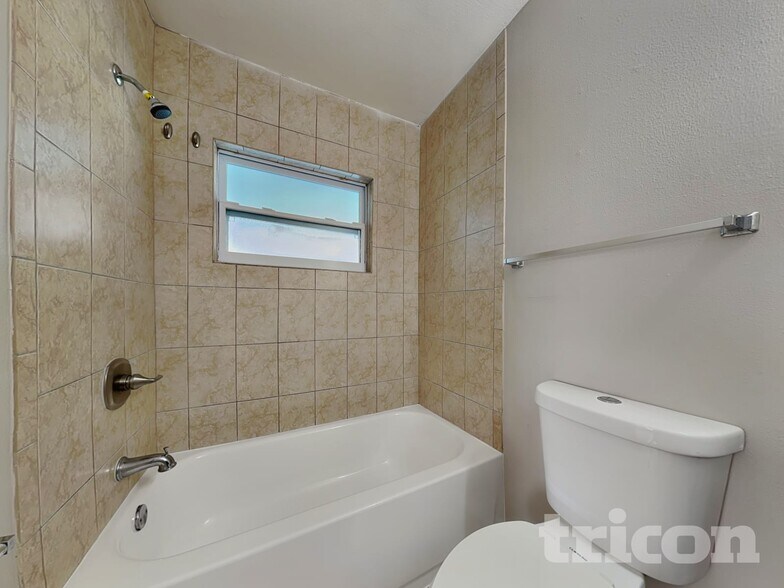 Building Photo - 5110 Cresthill Dr