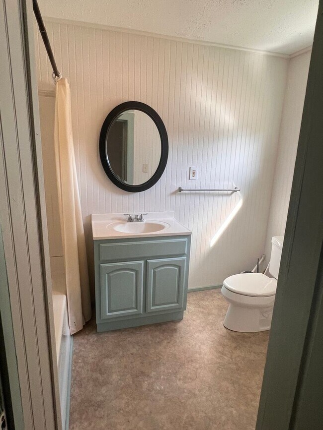 Building Photo - Oakley/Biltmore 3 Bedrooms/1 Bathroom!