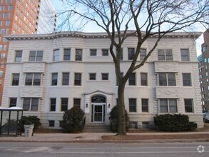Building Photo - Available August 2025 Large Remodeled 1 Be...