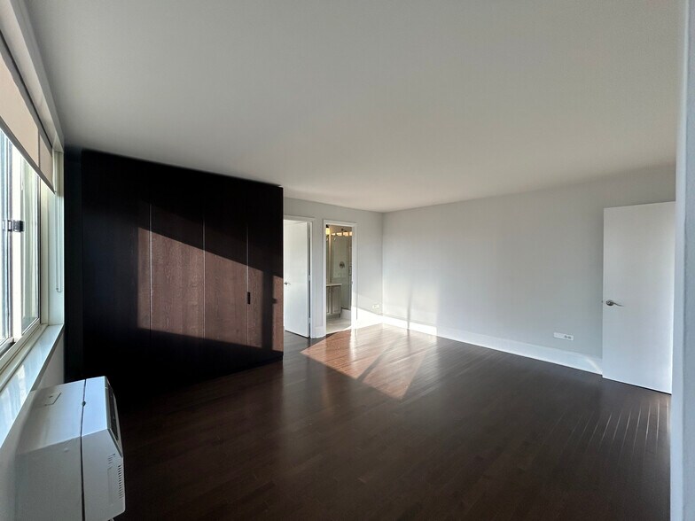 Building Photo - 1350 N Dearborn St