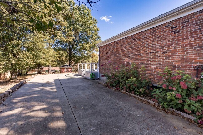 Building Photo - 1211 Meadowridge Trail
